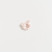 Load image into Gallery viewer, SCRUNCHIE / PEPPER FLOWERS GAUZE